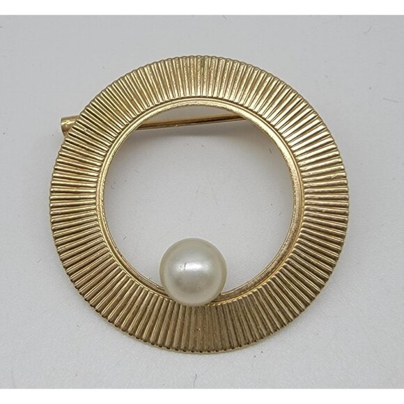 Vintage Gold Tone Circle Pin‎ Brooch with Faux Pearl - 1 inch - Picture 1 of 3